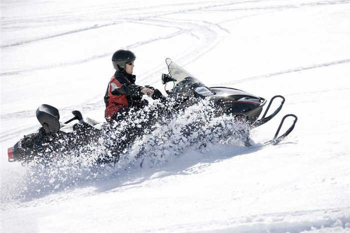 仅168元，抢购价值320元的【西铁营】万达冰雪嘉年华单人A套票 包含项目：雪上飞碟1小时,雪地摩托2圈,雪地坦克2圈,雪地香蕉船2次,雪地转转1次,雪地悠波球5分钟,门票当天不限次。