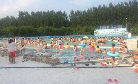 仅需75元，享价值90元【漯河市】桃花岛水上乐园双人票一张，包含大型泳池，急速滑道，鲸鱼滑梯，儿童水寨，造浪池等，商家免费提供拖鞋、淋浴；