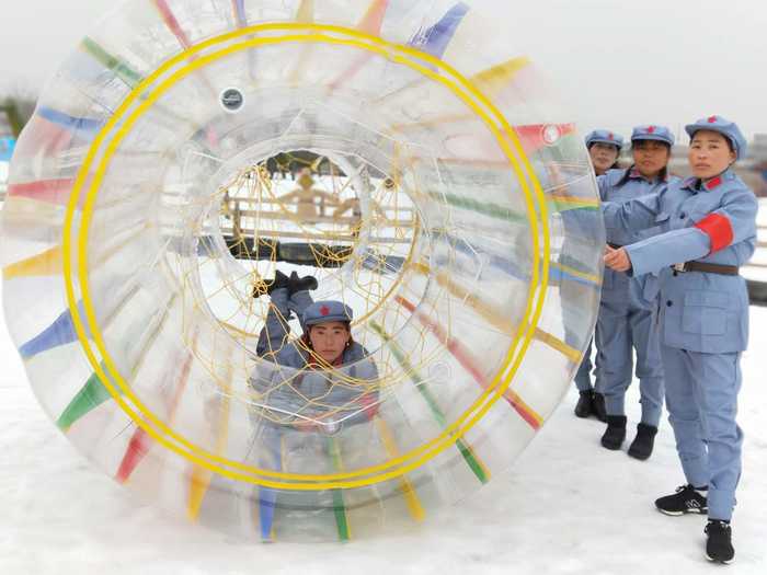 抢仅1元享原价30元【礼泉县】烽火欢乐滑雪场全天滑雪门票 包含项目：雪地稻草人、儿童无动力雪橇、悠波球 香蕉船、雪片、雪球炮、雪球夹 打雪仗、雪地日本人、雪地恐龙