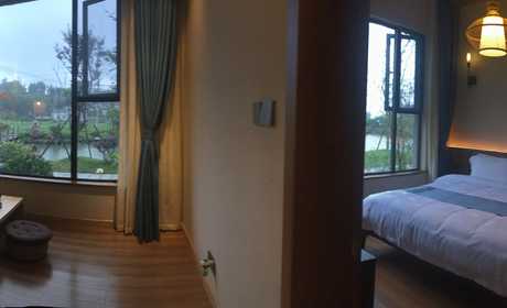 【黄山市】水墨东篱商务套大床房住宿一晚，包含：早餐，客厅设有自动麻将机，榻榻米茶座，宽1.8米大床，洗护用品12件套。 赠送精美果盘，徽式点心。