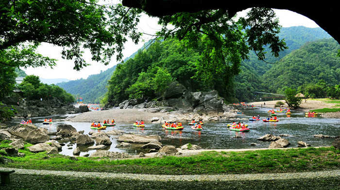 仅85元，享原价100元的怪潭漂流门票一张，怪潭漂流区位于秋浦河上游，是江南较早开发，漂程长，刺激，大规模的漂流区。怪潭潭水常年盈满，大旱不干，当地人都说潭深“四两丝线打不到底”。