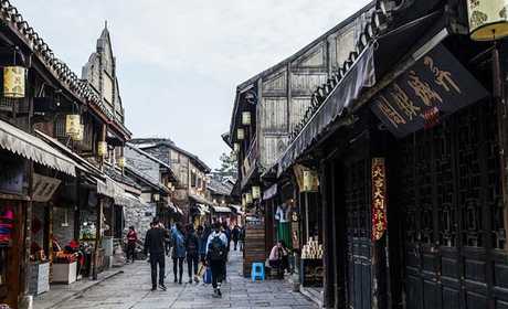 仅146元，享原价176元【贵阳】奇幻冰雪王国家庭票+2张青岩古镇门票，让你既观赏到精致冰雕，也能让身处南方的你真切得到北国冰雪文化体验；同时还能体会青岩古镇底蕴深厚的人文历史和颇具魅力的地域特色！