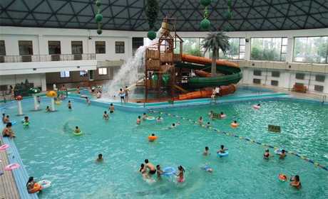 仅需27元，既享原价30元的【三门峡市】轩瑞温泉水上乐园成人票一张；含：大型游泳池+大型滑梯+提供淋浴+柜子；
