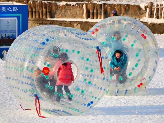仅80元，享原价100元【乌鲁木齐】植物园冰雪大世界不限时雪圈票，是一家集冰雪娱乐、休闲娱乐、科普教育、运动旅游于一体的冰雪娱乐城