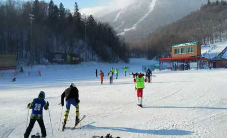 仅250元，享原价300元的【哈尔滨】亚布力新濠阳光滑雪场初级滑雪4小时（含雪具）+亚布力南站接送，为滑雪者营造舒适、快乐的优质滑雪体验