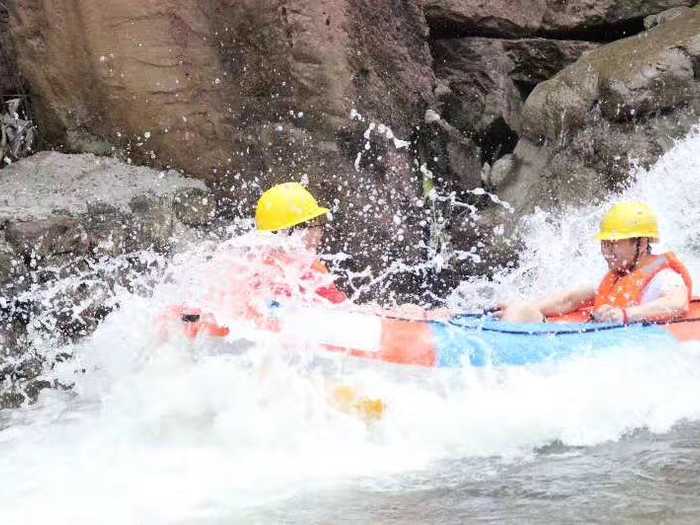 仅90元！即可购买最高价值110元金峰峡谷漂流成人票；金峰峡谷漂流景区位于国家AAAAA级风景区千岛湖金峰乡朱峰源，距国际花园城市---千岛湖镇仅8公里，是距千岛湖城区最近、最具特色的峡谷漂流。