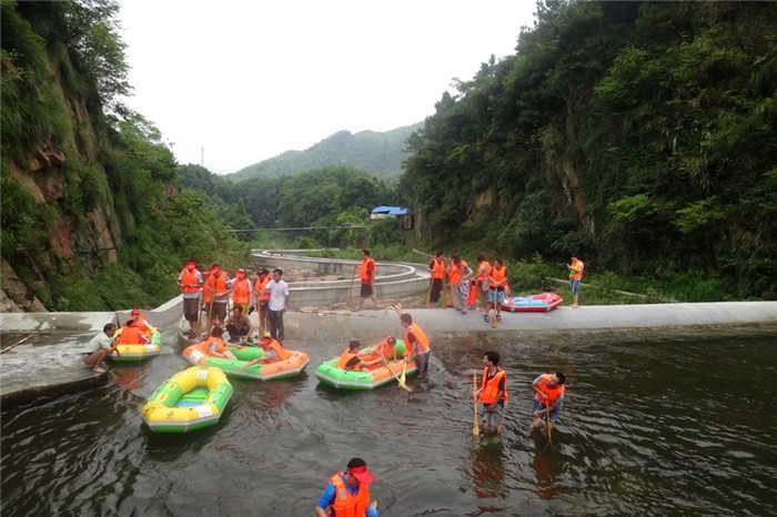 仅70元，享原价80元的【贵池区】冰河谷漂流成人票。 景区自然生态原始，景观奇特，既有峡谷、溪流、飞瀑、竹海、奇树怪石、高山平湖、冰川漂砾等自然景观，也有红色山村、水电站、茶园、古香作坊、皖南民俗馆