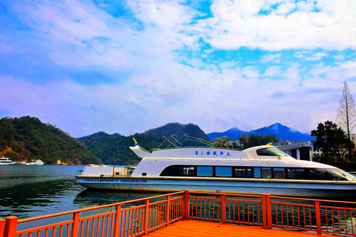 仅60元！享门市价70元【黄山市】太平湖景区班船票，包含：太平湖景区班船票一张，太平湖是皖南旅游区的重点风景区之一，被誉为“黄山情侣”、“中华翡翠”、“世界明珠”、“东方日内瓦湖”。