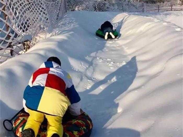 仅45元！享价值138元【洛阳市】白云山下冰雪乐园周末3小时门票一张；含雪板、雪鞋、雪杖；冰雪世界，一嗨到底，白云山下冰雪乐园！