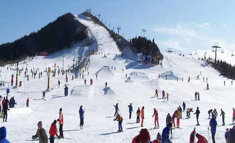 仅50元，享原价100元【威海】山泰生态园滑雪场平日全天滑雪票，在您畅快体验雪上运动乐趣的同时，亦可品尝到山泰生态餐厅特色农家宴，山泰生态园让您和家人在这个冬天尽享天伦之乐！