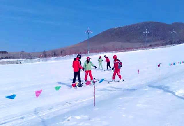 仅160元购买价值180元的【兴安盟】突泉滑雪场高山滑雪2小时节假日票一张，含：雪板，雪鞋，雪仗！主要经营项目包括：滑雪，滑冰，雪地摩托，雪上飞碟，冰上碰碰车，冰上爬犁，等多种项目。