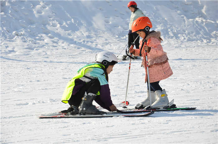 仅19.9元享价值110元【大兴区】北京雪都滑雪场4小时试滑票一张。包含：4小时滑雪+雪鞋+雪板+雪杖+魔毯。极地冰面区设有冰炫陀螺，野趣小冰车，冰上悠波球等欢乐项目，定会让游客不虚此行。