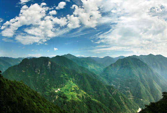 仅45元可享受门市价50元的【台州】布袋山旅游风景区门票一张，布袋山风景区，主要由弥勒谷景区、古村落景区和布袋溪漂流三大景区组成，也称为一拖三景区。她坐落于括苍山支脉，大基尖（海拔1250多米）的北面