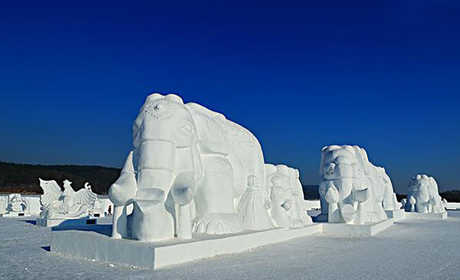 仅29元！享原价88元的【晋中市】凤麒滑雪场冰雪乐、园通票，包含：雪雕迷宫+30多项雕展+射箭+冰场滑车+打雪仗，走出宅门，远离喧嚣，放飞心情，快来这皑皑雪地尽情撒欢吧！