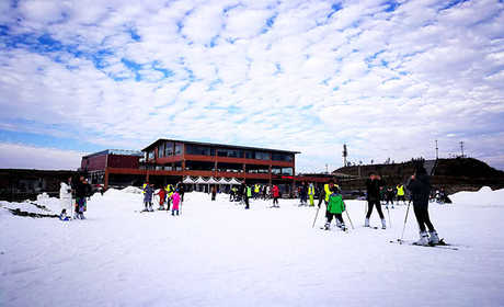 仅190元！享门市价200元的【贵阳市】云顶滑雪场平日滑雪3小时门票，包含：雪板、雪鞋、雪仗，是贵阳首家以滑雪为特色，集娱乐、美食、会议、垂钓、拓展培训和滑雪运动学校为一体的体育休闲主题乐园