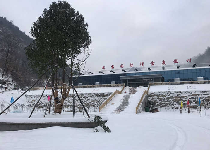 仅530元，享原价540元的【十堰】武当国际滑雪场法定节假日全天不限时，全鄂西北地区“规模大、海拔高、雪质优、交通便利”的天然高山滑雪场。