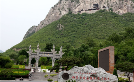 仅50元，享原价50元的【邯郸】娲皇宫景区庙会门票。炼石补天的地方，属全国重点文物保护单位、国家级风景名胜区、国家AAAAA级景区、中国五大祭祖圣地之一，是中国最大的女娲祭祀地，被誉为“华夏祖庙”。