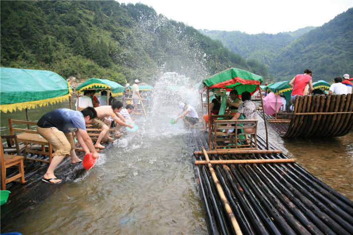 仅110元就享受120元的【潜山县】白马潭竹筏漂流门票一张，景区旅游项目主要有：特色逆顺竹筏漂流、皮艇漂流、马术、卡丁车、烧烤、篝火、户外露营及特色农家餐等。