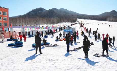 仅68元，享原价98元的【伊春】九峰山滑雪场平日票一张，九峰山滑雪场建造的冰湖场地，适合团体竞技，还有“老司机”驾驶着冰爬犁来回穿梭，让游客在这最传统的运动项目里与冰雪亲密接触。