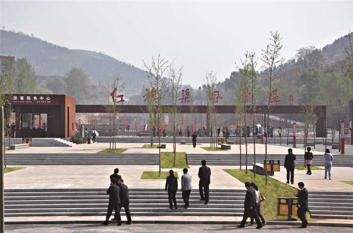 80元的【安阳】红旗渠风景区成人票一张，红旗渠是国家AAAAA级旅游景区，全国重点文物保护单位。红旗渠是党和人民刻在太行山岩上的一座丰碑，红旗渠精神是林州人民的传家宝。