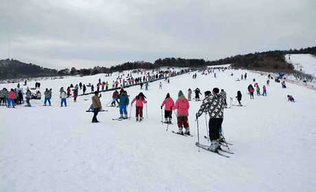 仅50元，享原价100元【威海】山泰生态园滑雪场周末3小时滑雪票，在您畅快体验雪上运动乐趣的同时，亦可品尝到山泰生态餐厅特色农家宴，山泰生态园让您和家人在这个冬天尽享天伦之乐！