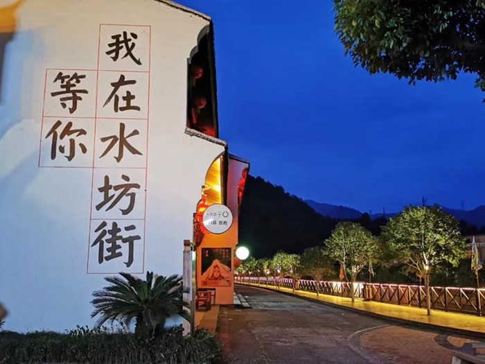 仅120元可享受门市价120元的【台州】潘家小镇情人谷景区+玻璃天桥+免费游览潘家小镇和水坊街成人票一张，（即买即用）惊险刺激的“12D”玻璃景观悬索桥，你准备好尖叫了吗？