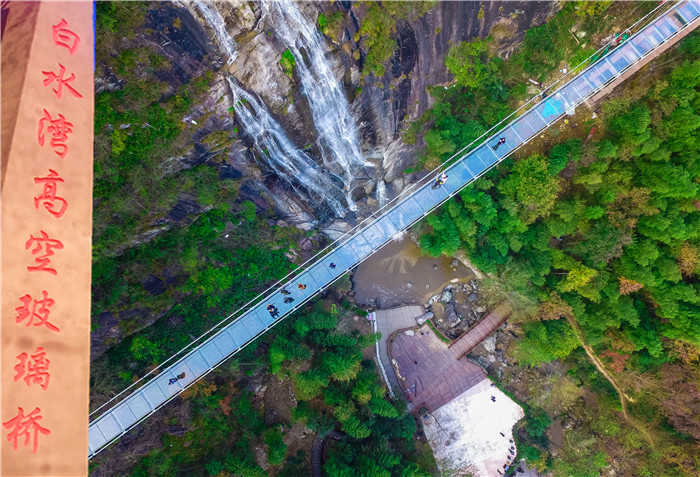 仅110元就享受120元的【潜山县】白水湾景区门票+玻璃吊桥套票一张，含：以峡谷飞瀑、高空玻璃桥、悬崖秋千、四季花海为特色，景区内青山翠竹、飞瀑流泉、碧水绿潭，如山水画卷。