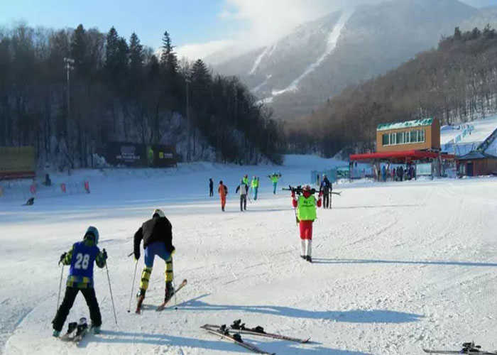 仅250元，享原价300元的【哈尔滨】亚布力新濠阳光滑雪场初级滑雪4小时（含雪具）+亚布力南站接送，为滑雪者营造舒适、快乐的优质滑雪体验