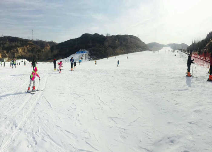 仅9.9元，享原价49元的【太原】曦岭雪山滑雪场不限时滑雪票，让你尽情享受滑雪场带给我们的无线刺激,在这里挑战激情、驰骋在广阔雪域上。