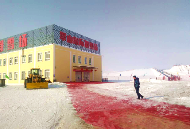 仅80元就享受88元的【塔城地区】翠山国际滑雪场全天滑雪+雪圈套票一张，含：雪鞋、雪杖、雪板、（雪圈2小时）。投资近8000万元，是目前沙湾县周边规模最大，设施最全的滑雪场之一。