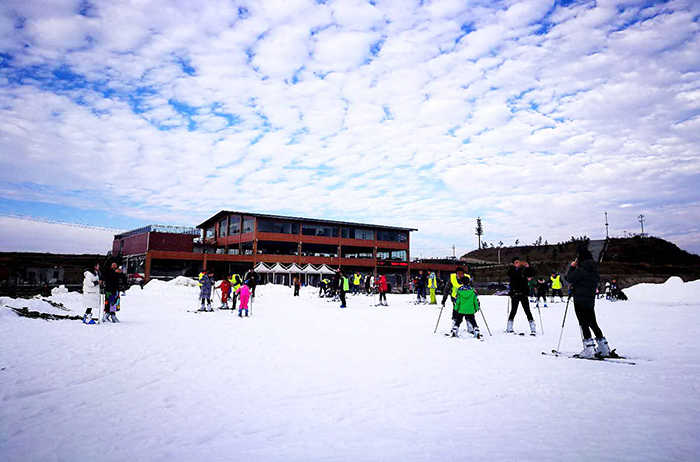 仅190元！享门市价200元的【贵阳市】云顶滑雪场平日滑雪3小时门票，包含：雪板、雪鞋、雪仗，是贵阳首家以滑雪为特色，集娱乐、美食、会议、垂钓、拓展培训和滑雪运动学校为一体的体育休闲主题乐园