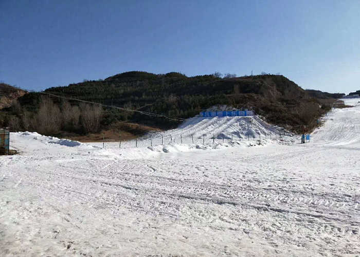 仅99元，享原价118元的【太原】曦岭雪山滑雪场节假日不限时滑雪票，让你尽情享受滑雪场带给我们的无线刺激,在这里挑战激情、驰骋在广阔雪域上