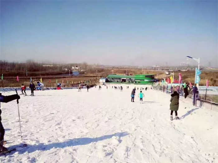 仅90元钱享受原价100元【淮安】淮安古运河滑雪场平日票，占地面积50亩，总投资1600万元，造雪面积达12000平方米。雪场分为初级道区、中级道区、滑圈区和嬉雪区，可同时容纳1200人。