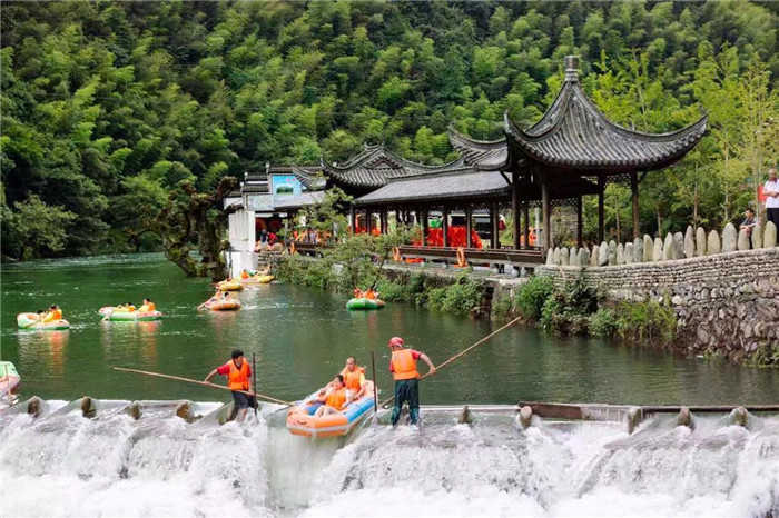 仅98元，享原价140元【黄山】枧潭漂流成人票。枧潭风景区有清心的原生态环境，有迷人的休闲垂钓、激情漂流，有神秘的森林探险、野外烧烤，有欢乐的农事体验。