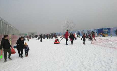 仅19元！享门市价58元的【廊坊】长征冰雪乐园成人门票一张，长征冰雪乐园占地近10000平，内设雪地大滑梯，雪地飞碟，雪地坦克，雪地挖掘机等娱乐设施，是大人带孩子，同学结伴游玩的好去处。