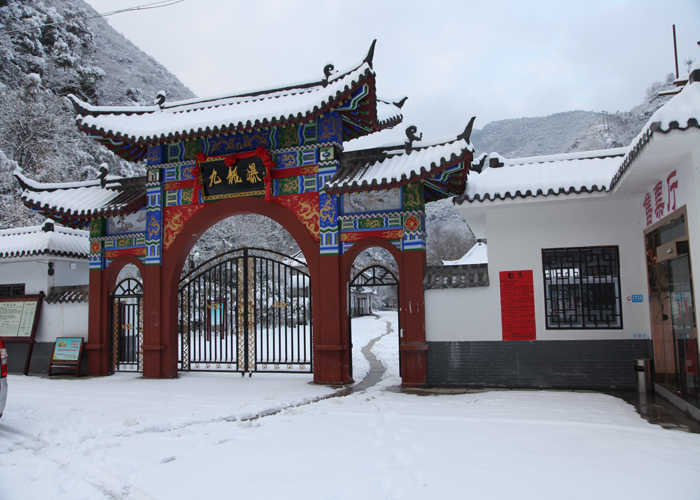 仅91元，享原价113元【十堰】九龙瀑大峡谷景区门票（包含门票+景区交通+保险）十堰市郧阳区南化塘镇和大柳乡接壤的崇山峻岭之中。峡谷地貌独特，民俗民风淳朴，是秦巴风情的唯美典范。
