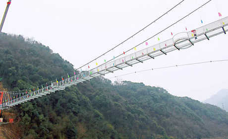 仅120元享受150元的【池州】秋浦河诗河九天7D玻璃桥+百丈崖景区套票一张，独家体验集声、光、电、影为一体的7D玻璃桥，挑战你的视听感官。让你感受人在桥上走，影在河中游的意境。