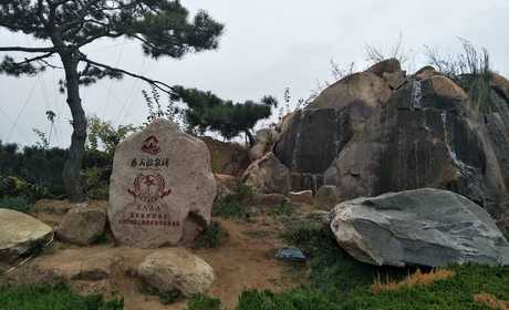 仅288元可享受438元的【泰安】泰山温泉家庭套票（2大1小+鱼疗+游乐场套票）泡温泉有着令人复健的神奇功效，但它的原理却非常简单，所以，只要坚持泡温泉，我们就可以重新找回失去的青春。