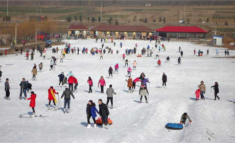 仅165元钱享受原价160元【邹城市】峄山滑雪周末全天门票，峄山滑雪场位于景色秀丽的4A级景区、国家森林公园峄山风景区内，峄山镇金张庄村南，紧靠临菏路。滑雪场占地13万平方米，从选址兴建到投入运营。