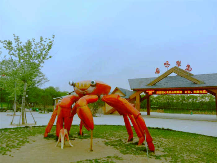 仅398元就享受468元的【中牟】雁鸣蟹岛温泉树屋平日门票，含：住宿票和温泉票，包含项目：免费上网+房间自带高品质私汤温泉+免费停车；集生态观光、森林穿越、拓展训练于一体的高品质原生态旅游风景区。