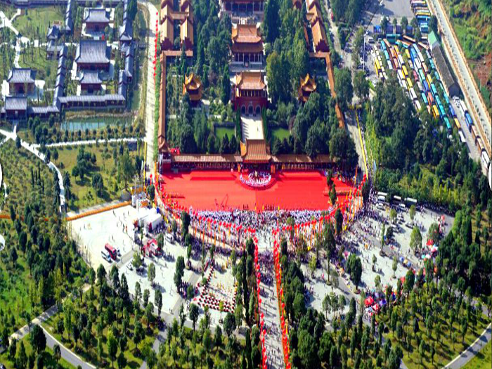 仅70元！即可购买最高价值80元舜帝陵成人票；【永州市】舜帝陵位于宁远县城南22公里处的九嶷山，是中国上古时期五帝之一的中华民族人文始祖舜帝有虞氏的寝陵——舜帝的陵庙，也是中国有史以来帝陵中最古的陵。