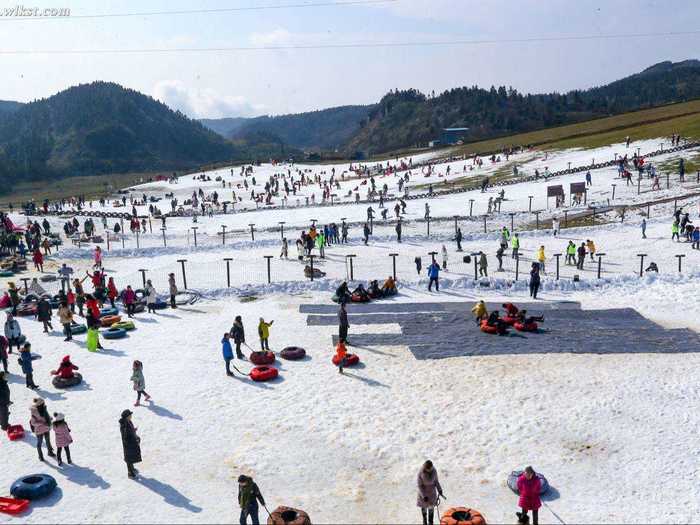 仅118元，享原价270元的【海港区】燕塞山滑雪场元旦春节双人滑雪门票，含：雪板、雪鞋、雪仗；全天滑雪不限时，占地1000亩，高级道2条，中级道2条，初级道2条，S道1条，总长3000米。