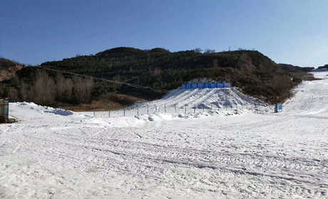 仅99元，享原价118元的【太原】曦岭雪山滑雪场节假日不限时滑雪票，让你尽情享受滑雪场带给我们的无线刺激,在这里挑战激情、驰骋在广阔雪域上