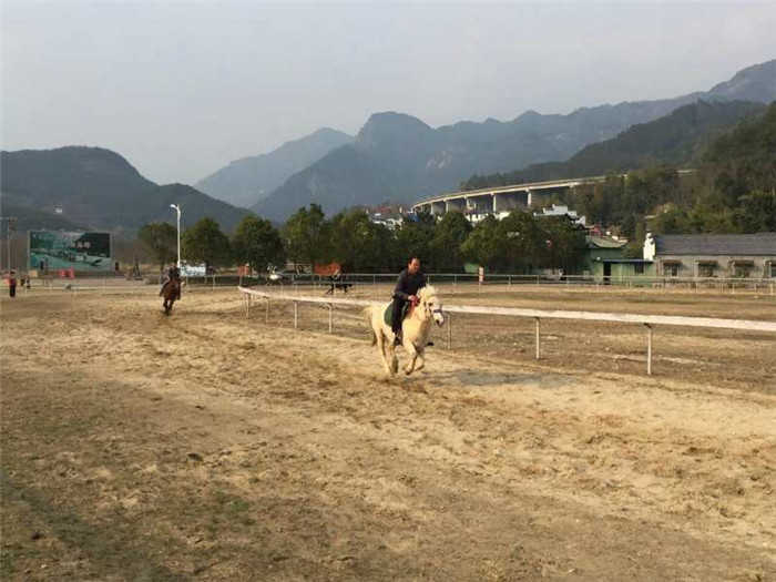 仅90元就享受100元的【潜山县】白马潭竹筏漂流门票一张，景区旅游项目主要有：特色逆顺竹筏漂流、皮艇漂流、马术、卡丁车、烧烤、篝火、户外露营及特色农家餐等。