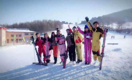 仅268元享原价398元的【哈尔滨】霜雪滑雪场滑雪二日游+雪圈+满足特色餐+满族民宿和标准间民宿，新的索罗门大头版、开阔的滑雪场地，让你尽享时尚运动带来的无穷乐趣。