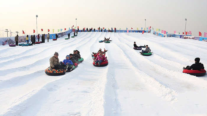 仅45元，享原价50元神湖四季庄园滑雪场平日全天戏雪门票，雪地坦克、雪地旋转器、雪上飞碟、雪船、雪地碰碰车、雪地悠波球，其它费用自理 