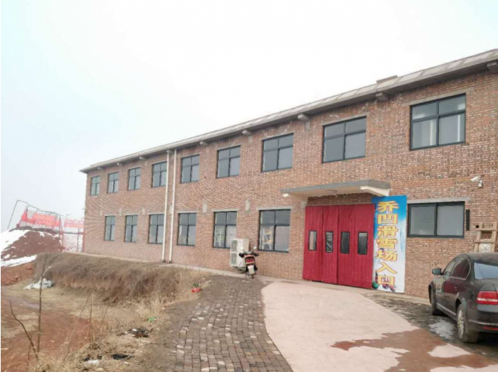 仅需58元，即可享受原价79元的【济源市】乔凹滑雪场滑雪单人票一张。包含：乔凹滑雪场单人票、雪板、雪鞋、雪仗；惊险刺激，是人们冬季最佳的游玩场所。