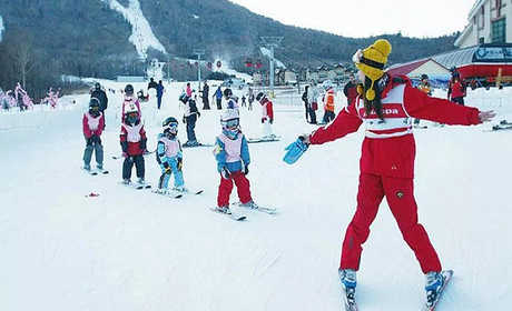 仅300元，享原价580元的 【哈尔滨】亚布力新濠阳光滑雪场初级滑雪3小时（含雪具）+（马拉爬犁、 雪上飞镖套票）+亚布力南站接送，为滑雪者营造舒适、快乐的优质滑雪体验