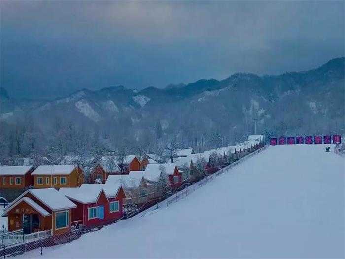 仅65元！享价值138元【洛阳市】白云山下冰雪乐园滑雪节假日3小时门票，可供一人使用；含雪板、雪鞋、雪杖；冰雪世界，一嗨到底，白云山下冰雪乐园！