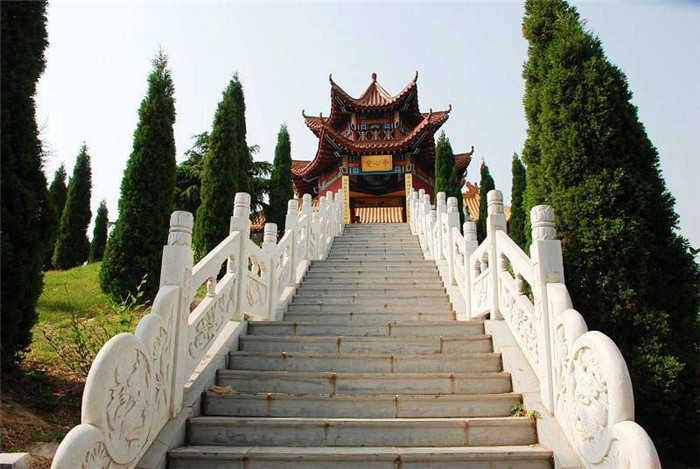 仅20元就享受25元的【菏泽】仿山寺庙门票，仿山寺庙是西周古国二十五代国君的墓地，因突兀如山，故称仿山，始建于西周，成形于两汉，历史上曾数次大兴土木，又数次毁于战乱政变，直到清末时期才形成西佛东道寺庙